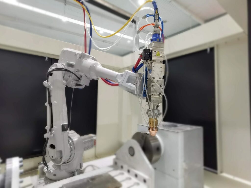 AVIMETAL MT-LCR5000: робот в ячейке наплавки