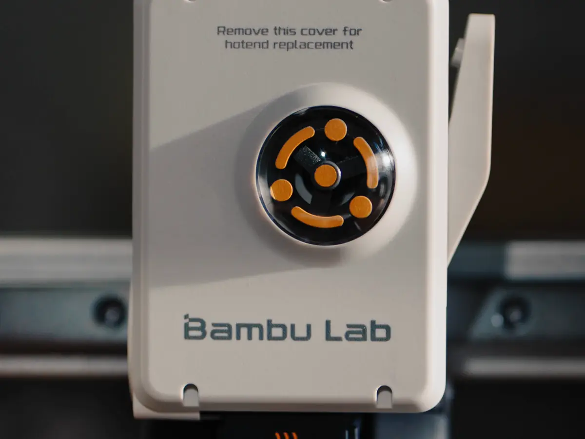 Печатающая голова Bambu Lab A1 Combo с крышкой хотэнда, кадр ролика производителя