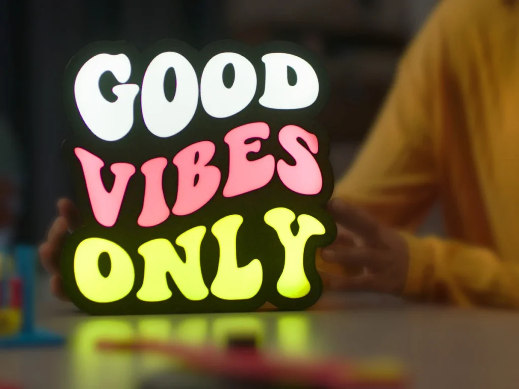 Световая вывеска Good Vibes Only, напечатанная на Bambu Lab A1
