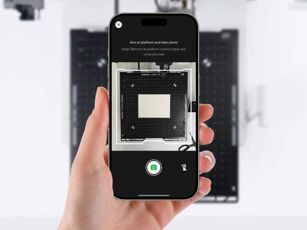 Смартфон снимает режущую платформу для Bambu Lab A2L Cutting Full Combo в приложении Bambu Handy