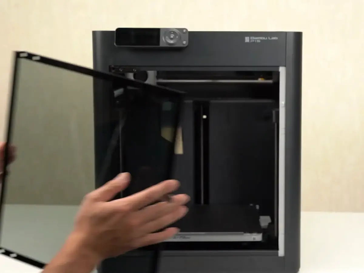 Установка стеклянной двери из комплекта корпуса P1P Enclosure Kit, кадр ролика производителя