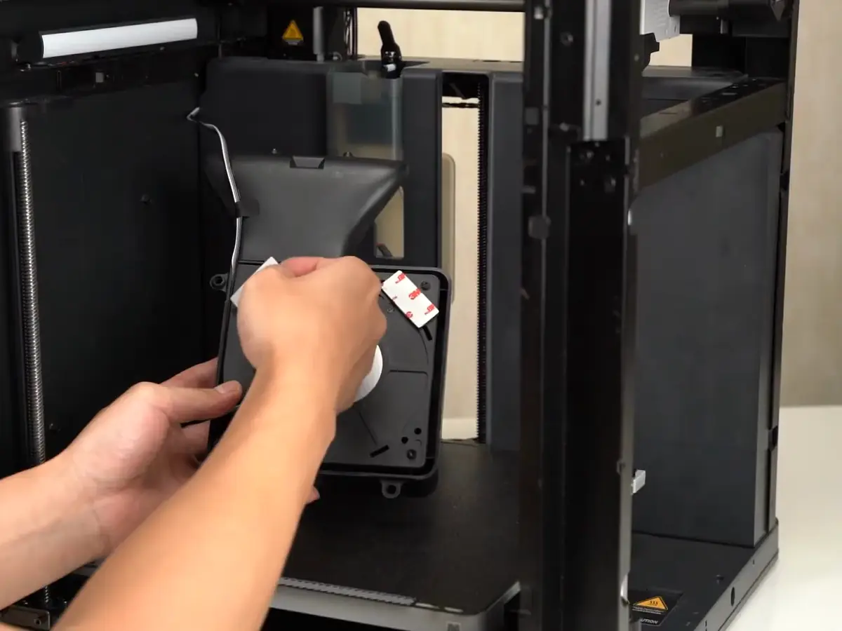 Установка вентилятора из комплекта корпуса P1P Enclosure Kit, кадр ролика производителя