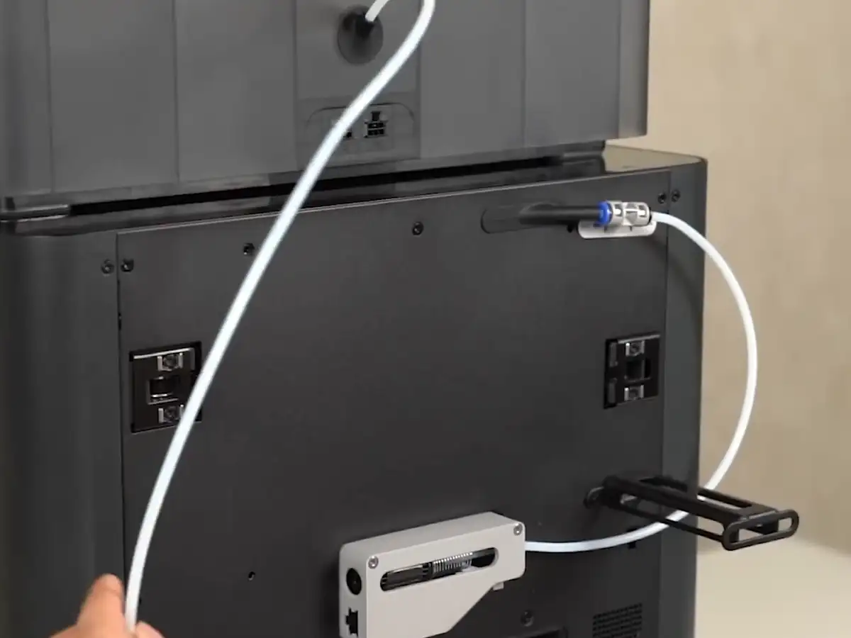 Подключение трубки PTFE к буферу филамента Bambu Lab P1S Combo, кадр ролика производителя