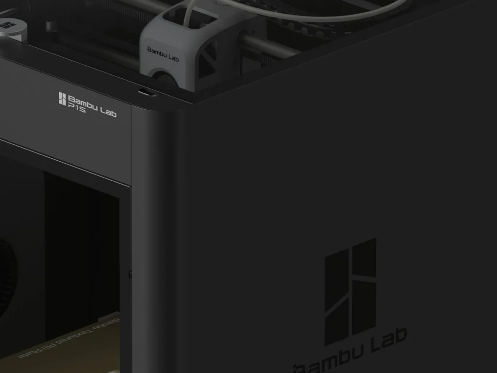 Угол корпуса Bambu Lab P1S: стеклянная дверь с ручкой и логотип на боковой панели