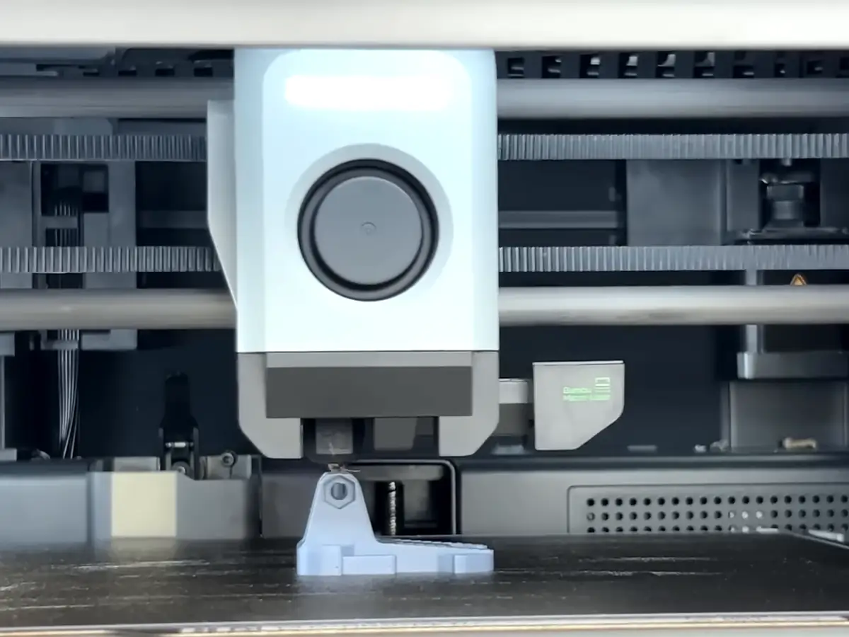 Печатающая голова Bambu Lab X1E на направляющих CoreXY во время печати, кадр ролика