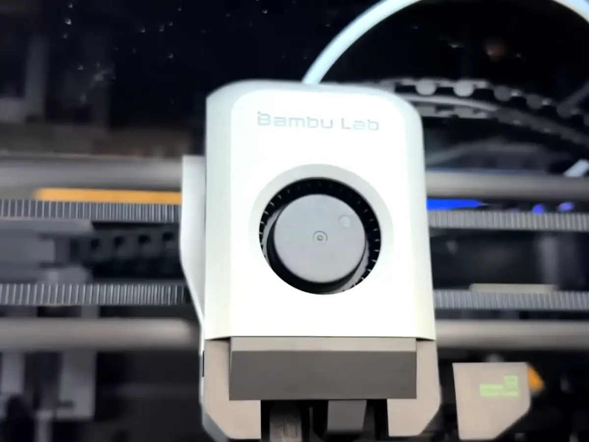 Печатающая голова Bambu Lab X1E с вентилятором обдува крупным планом, кадр ролика