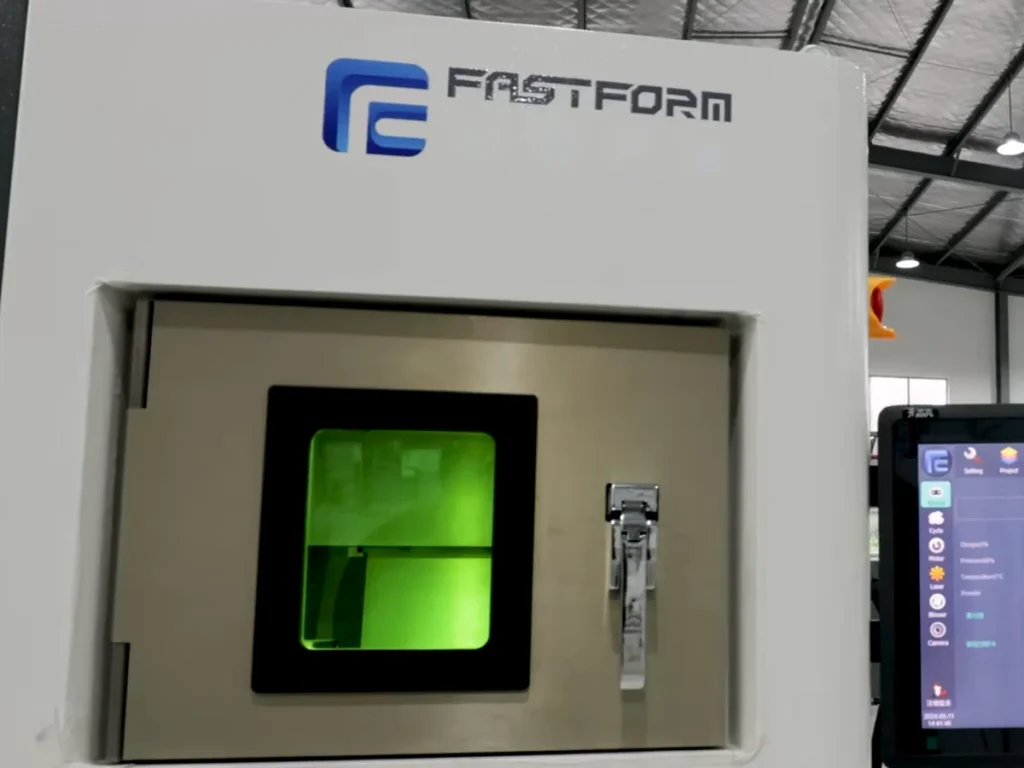 Лицевая панель FastForm FF-M140C: окно рабочей камеры и экран, кадр ролика производителя