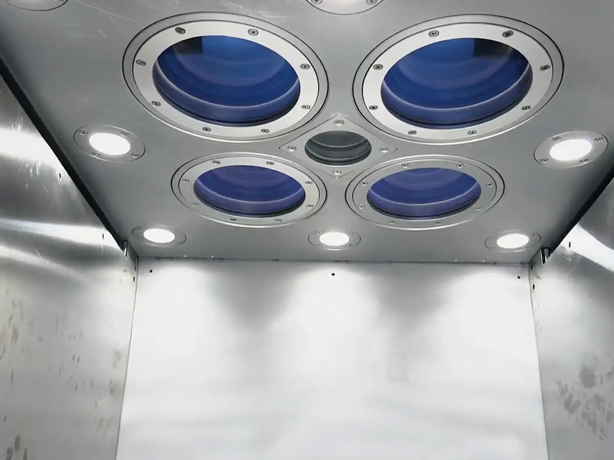 Четыре окна лазеров в крыше рабочей камеры FastForm FF-M420 и FF-M420Q