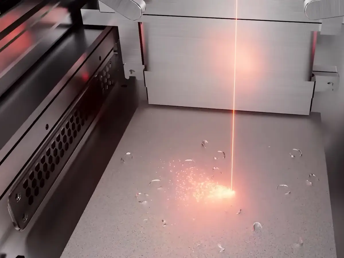 Лазерный луч сплавляет порошок в рабочей камере принтера FastForm DeskFab, кадр ролика производителя