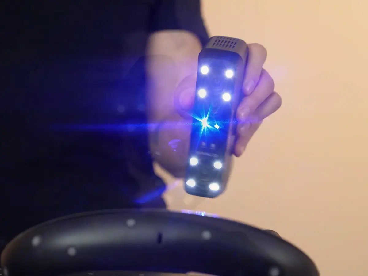 Сканер в работе крупным планом - Shining 3D EINSTAR Rockit